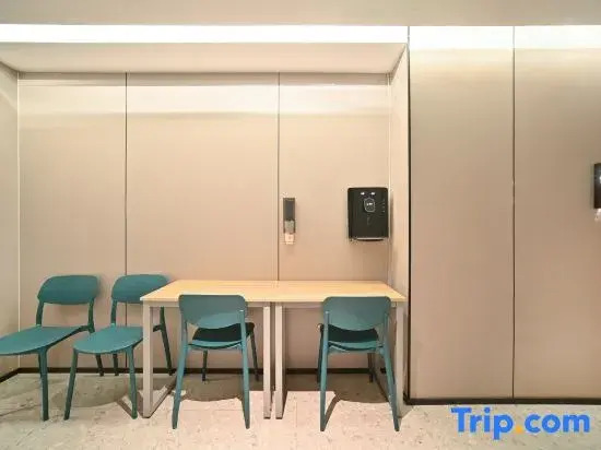 Mijia Youth Hotel (798 Art Park Gaojiayuan Subway Station Branch)