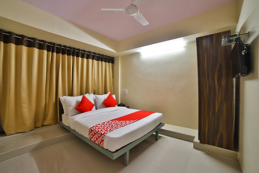 OYO Flagship 27974 Madhuram Arcade