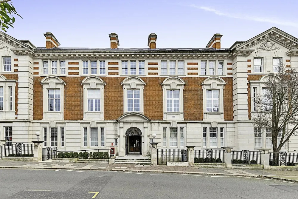 Vibrant 2-bed Flat: Acton's Best Stay!