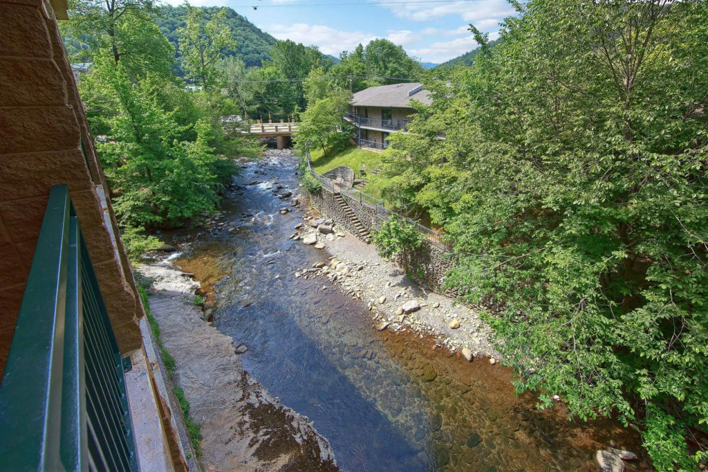 Old Creek Lodge