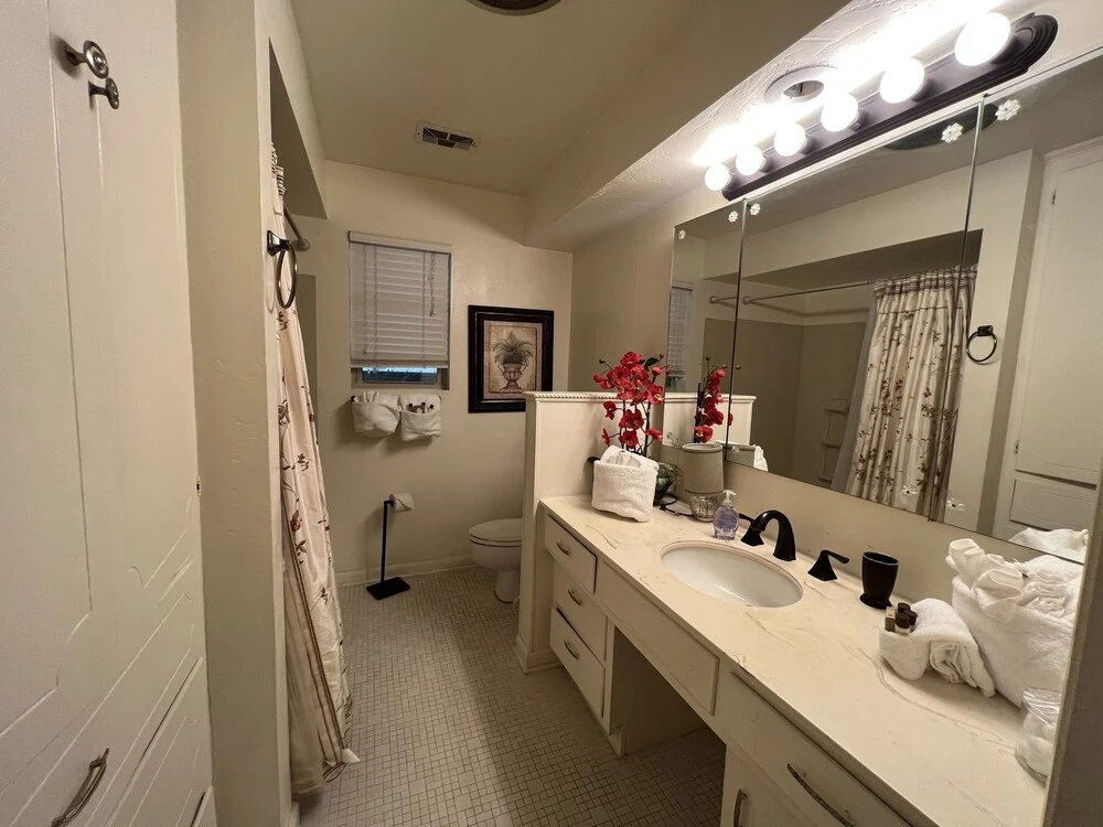 Two bedroom House with fenced in yard, covered patio area, located at the Joplin Inn at the entrance to Mountain Harbor, just 1 1/2 miles from Lake Ouachita. by RedAwning