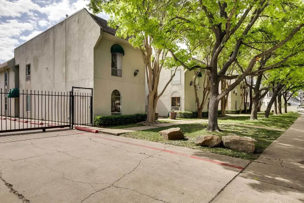 Serene Dallas Condo w/ Pool - Walkable Location!
