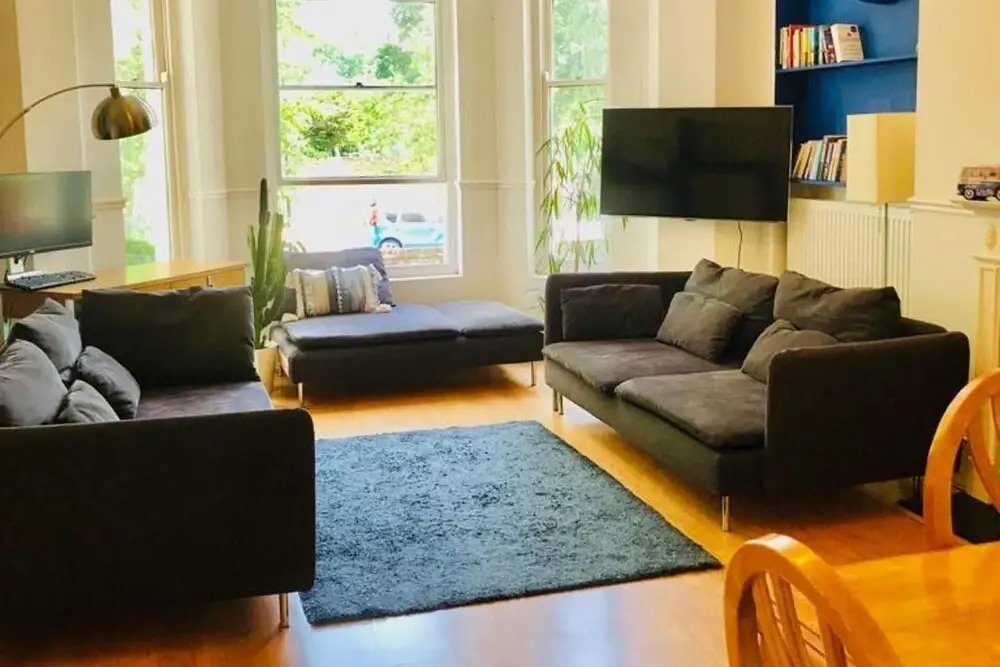 1 Bedroom Flat Sleeps 4 -free Onsite Parking -wifi