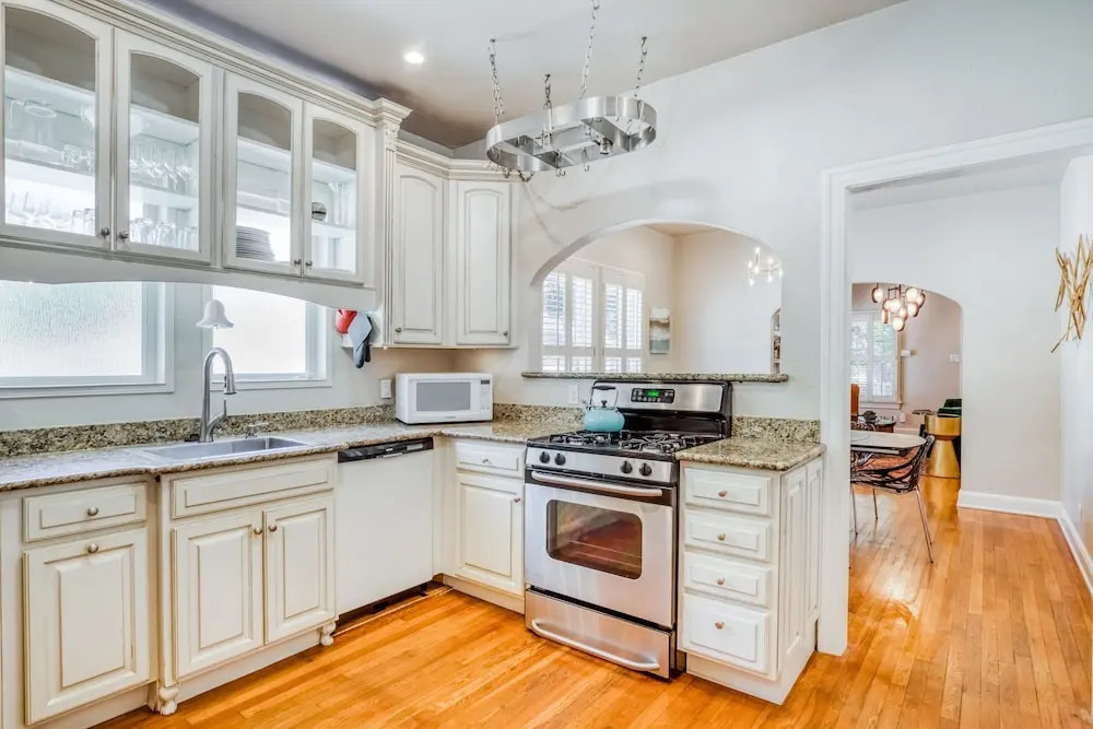 Charmer Close To Dt Austin- Large 4bd/3ba + Hottub 4 Bedroom Home