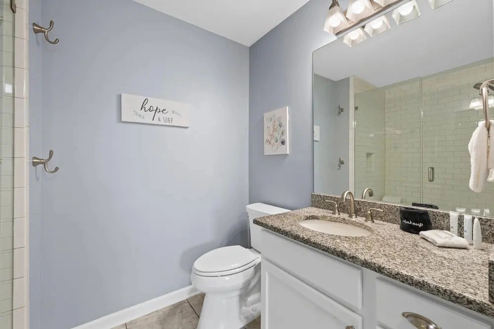 Cozy Condo Near Baseball Fields and Zoo- Pool Tennis Courts Pickleball