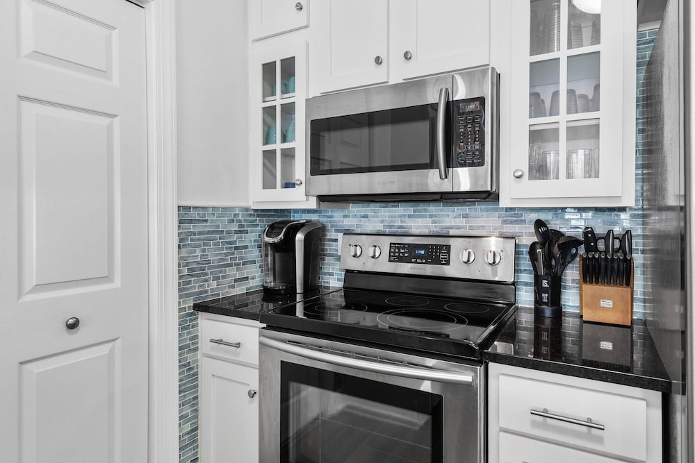 Pavilion Palms 103b