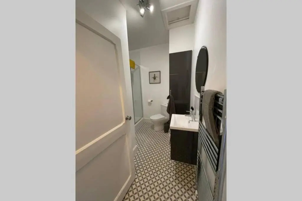 No 10 Immaculate City Centre, Top Floor 2 Bed Flat with Free Parking