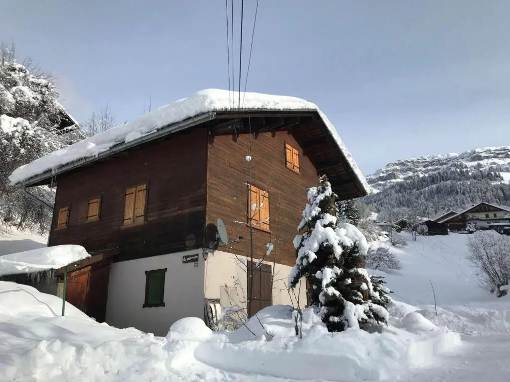 Chalet à Arêches, 100m², 8 pers, 4 ch, Pied des Pistes, Cheminée, Terrasse, Wifi - FR-1-342-246