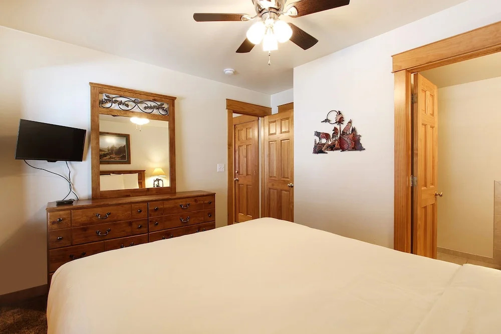 Little Matterhorn 17A 1 Bedroom Condo by RedAwning