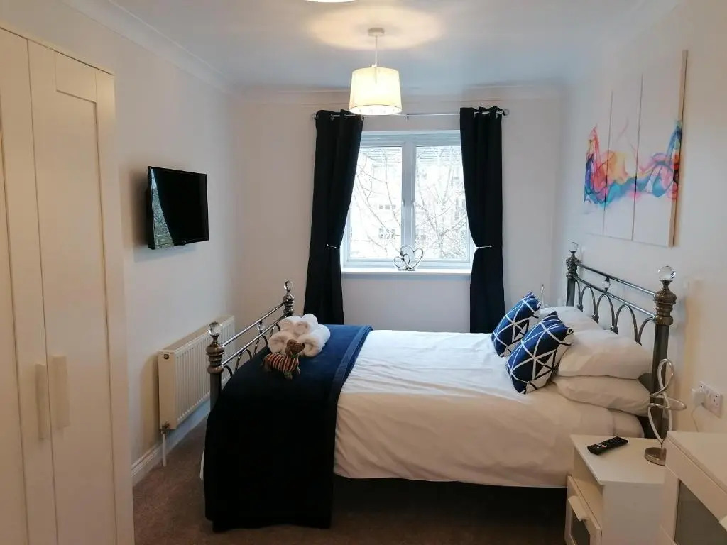 Luxury Modern 2 Bed Apartment, FREE UNDERCROFT PARKING 2,1m max