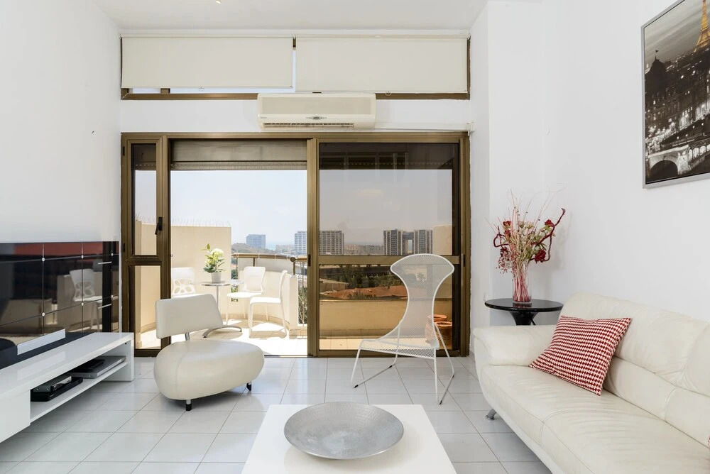 3BR Apt Steps from Sea W Parking