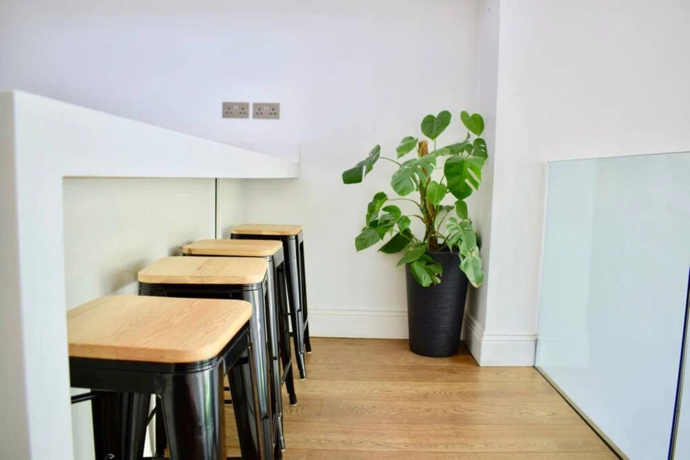 Bright and Modern 5 Bedroom Home With Garden