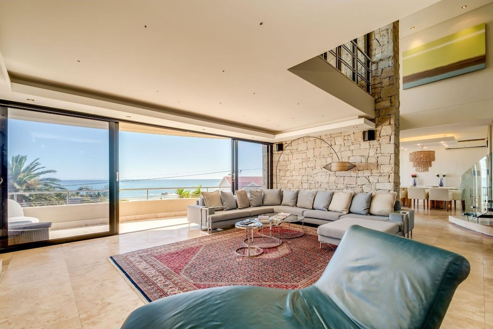 Multi-level Family Villa w Private Pool Views Lions Crest