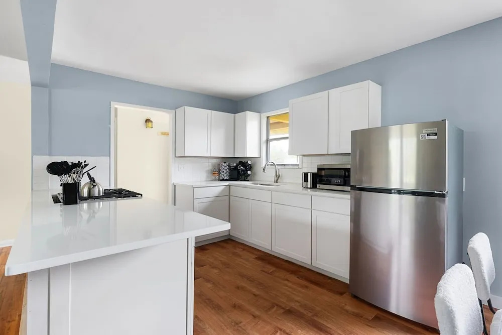 Comfortable 6BR 3BA Home w Large Yard