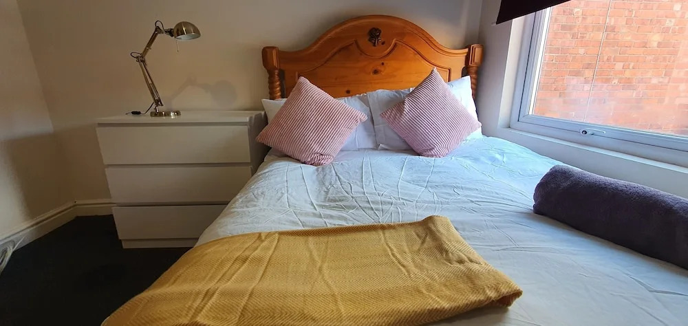 Room in Guest Room - Comfortable Size Room in Coventry