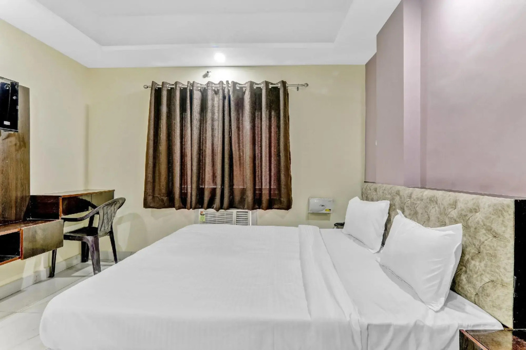 Collection O 85387 Holidays Inn