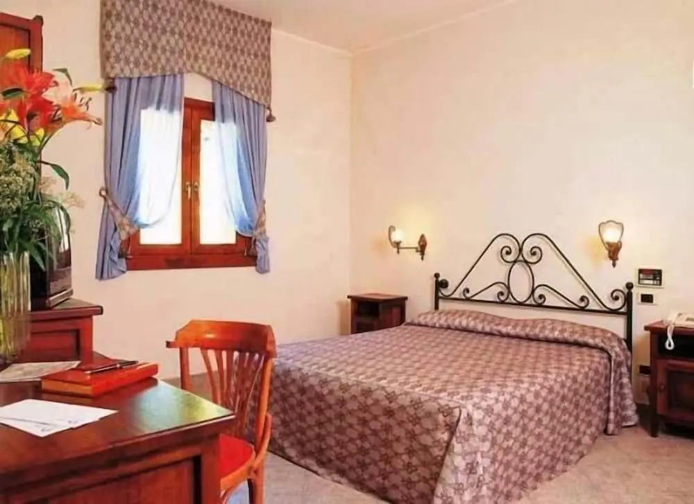 Leo Hotel