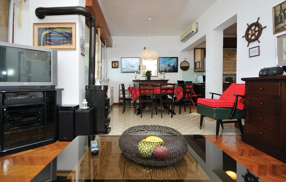 Amazing Home in Seget Donji With Wifi and 5 Bedrooms
