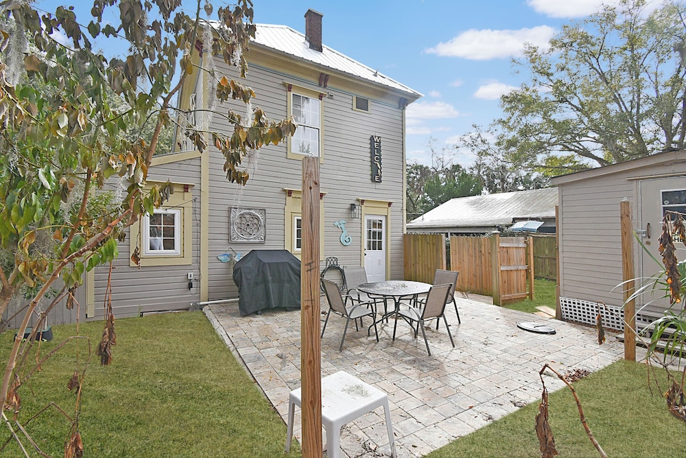 Walk to Downtown Near Beaches Cozy Historic Retreat