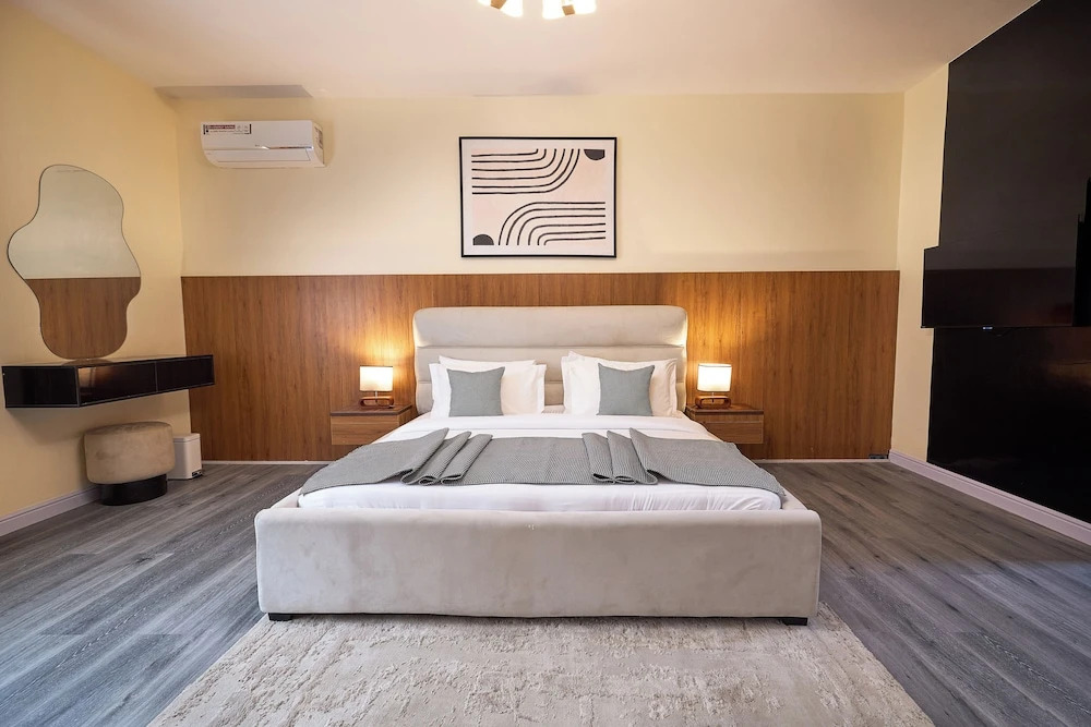 The Carrington Suites