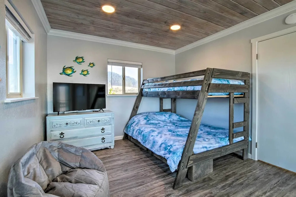 Gold Beach Home w/ Hot Tub, 1/4 Mi to Beach
