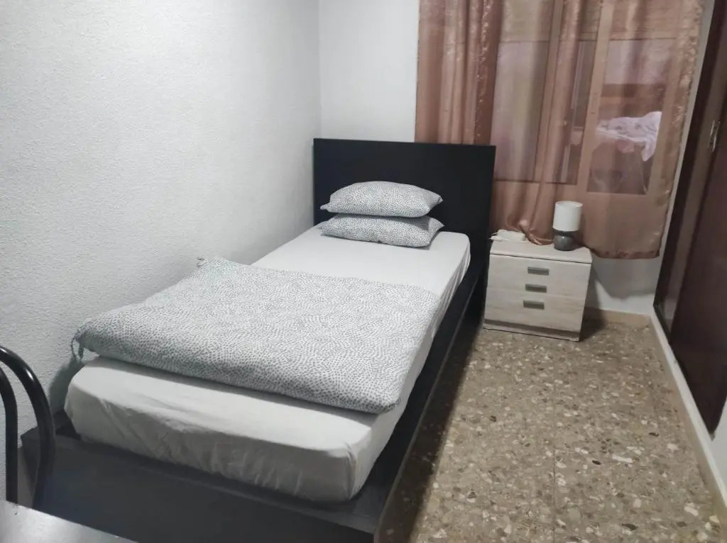 35-6- КОМНАТА в квартире для 1 человека в центре Аликанте