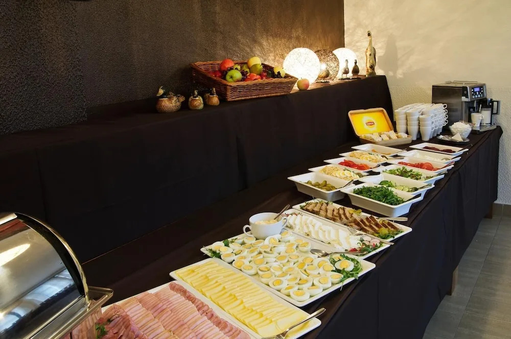 Baza Hotelowa Bobrowiecka 9