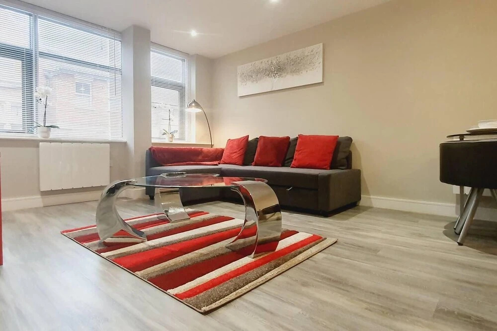 1braptmt W/king BED 4guests Embankmnt Parkg Wifi