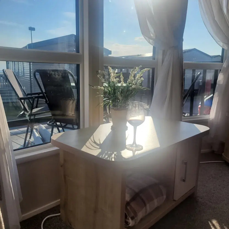 Beachside Lodge - Sleeps 6 - Pets ok - Plus Parking