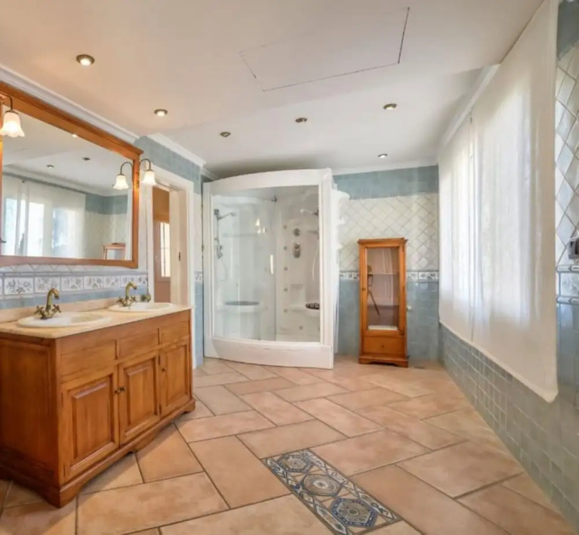 Villa - 5 Bedrooms with Pool - 106414
