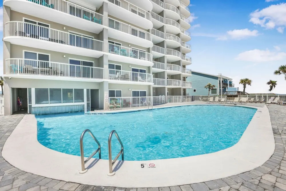Tradewinds 602- Beachfront Heated Indoor Pool Sleeps 6