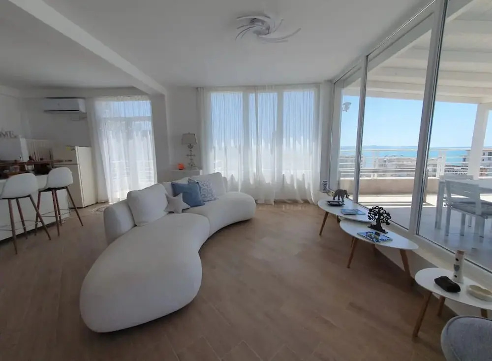 Dream House   (No Front Desk For Check In Please Contact The Property At Least 5 Days In Advance)