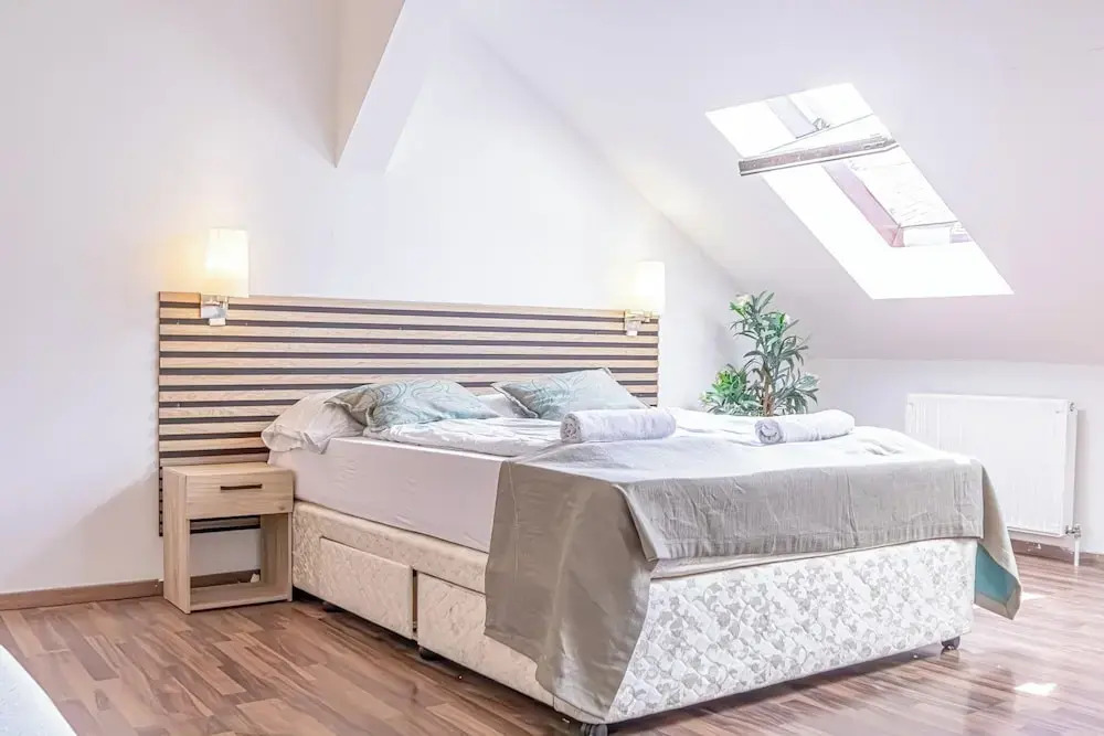Stylish Private Rooms in 3BR Apartment with Balcony, City Center