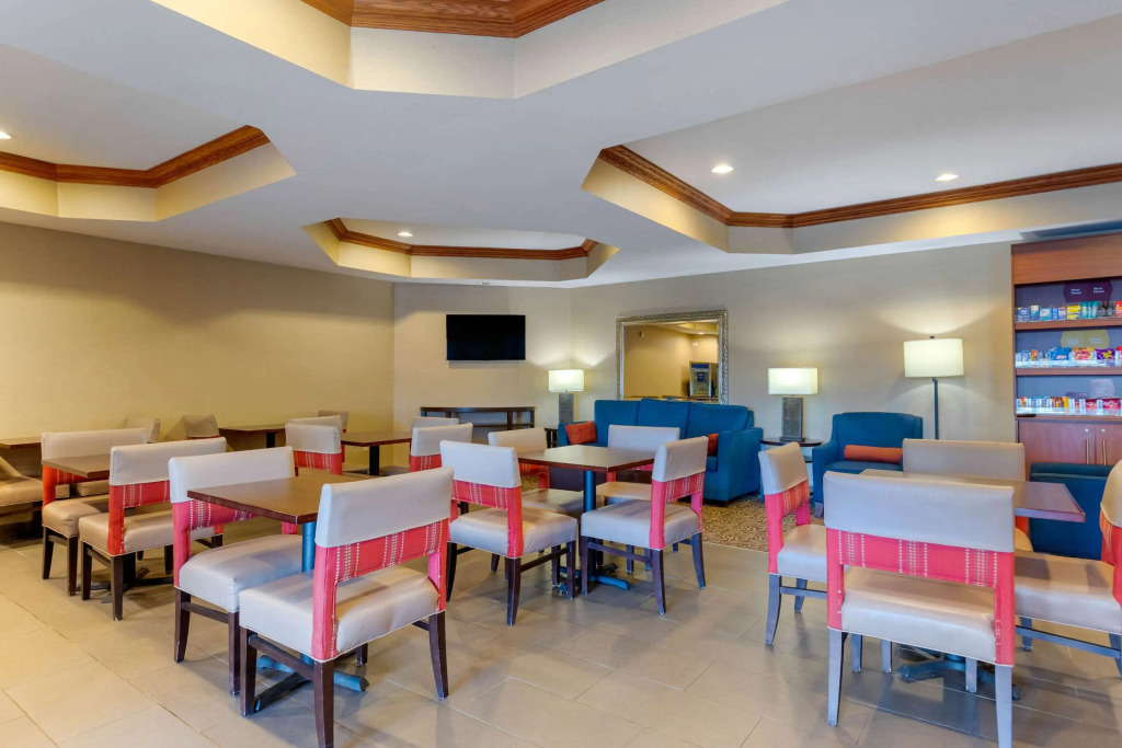 Comfort Suites South Haven near I-96