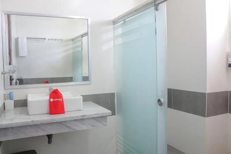 Reddoorz Plus Near Binh Tay Market