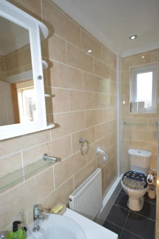 Whole House - Sleeps 5 - near town centre - off road parking