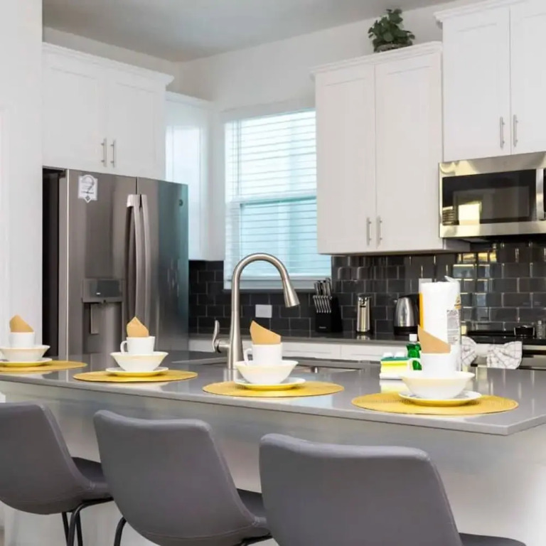 Spacious Comfy Retreat Prime Location Amazing