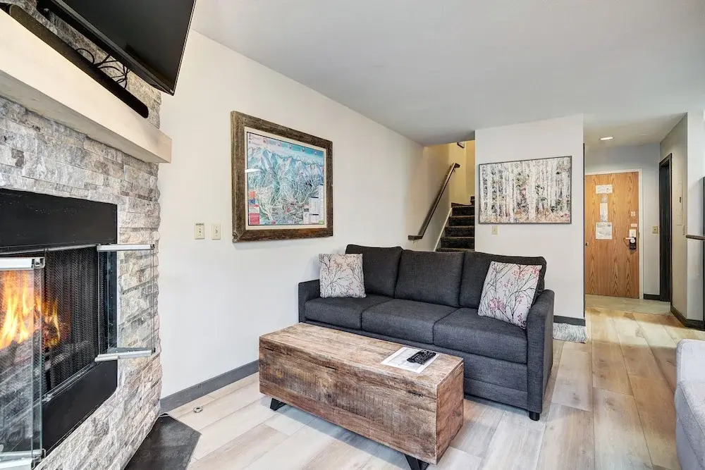 Steps to Mountain & Main St- 1 Bedroom 1 Condo