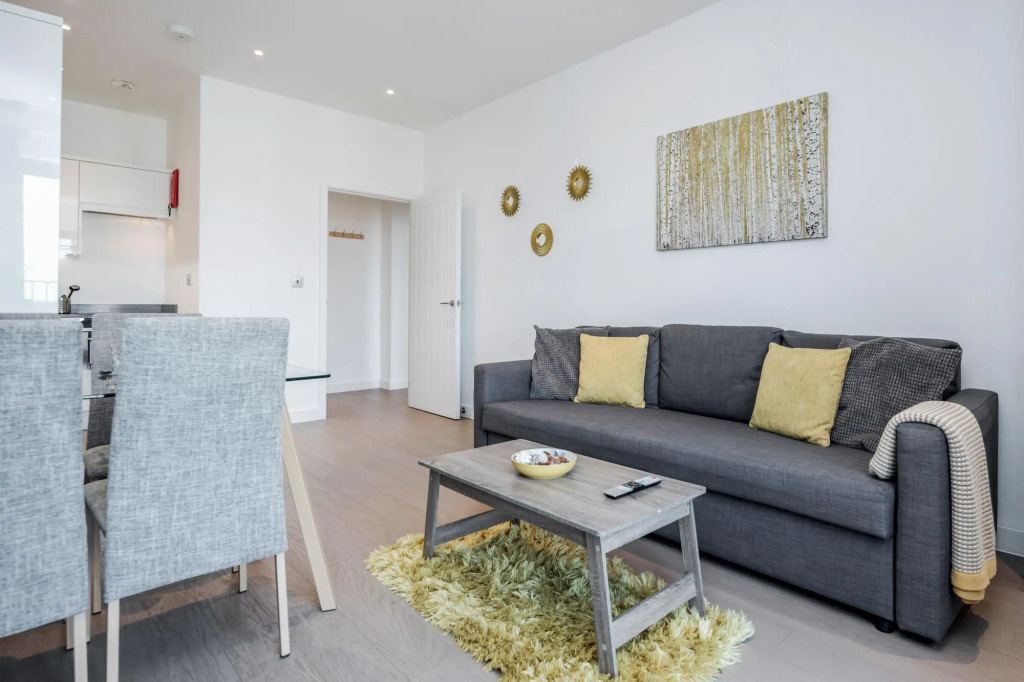 2 Bedroom Top Floor Grosvenor's Luxury Apartment - 5 mins Walk to the Station, Free WiFi