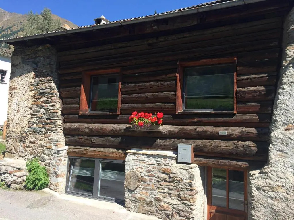 Romantic standalone 5 room cottage in Valposchiavo