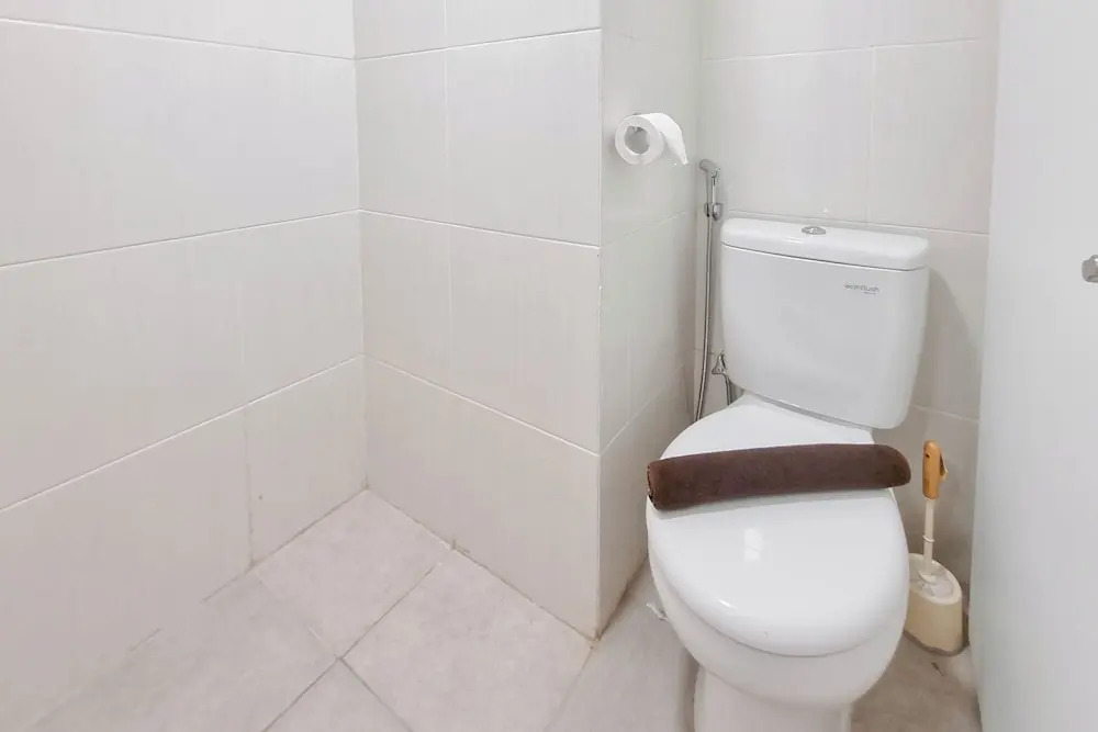 Modern Look and Comfortable Studio Barsa City Apartment By Travelio