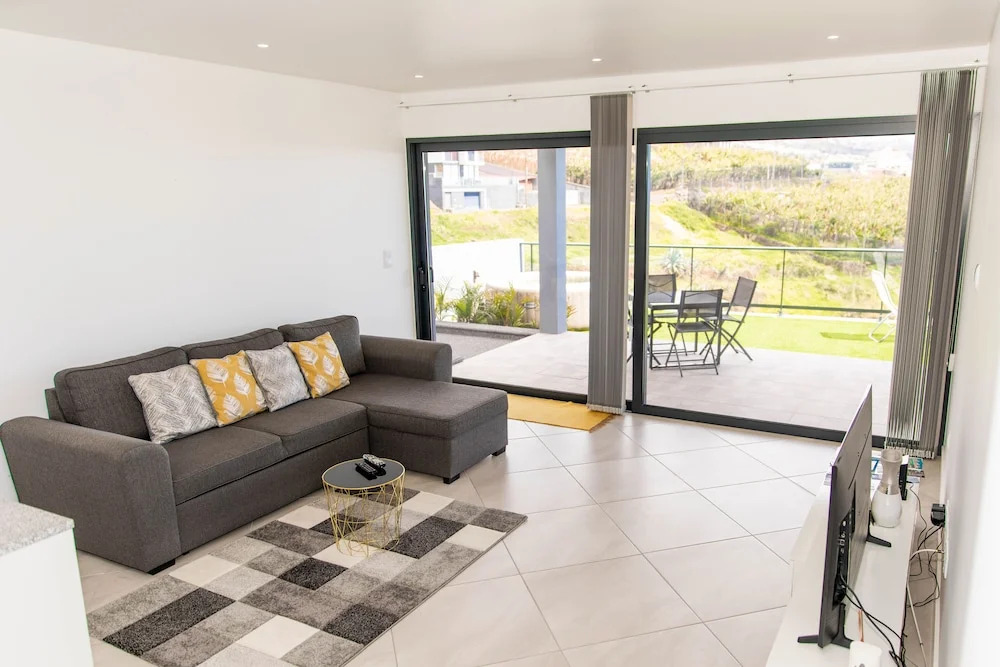 House - Sleeps 3, Free Parking, Garden & Jacuzzi