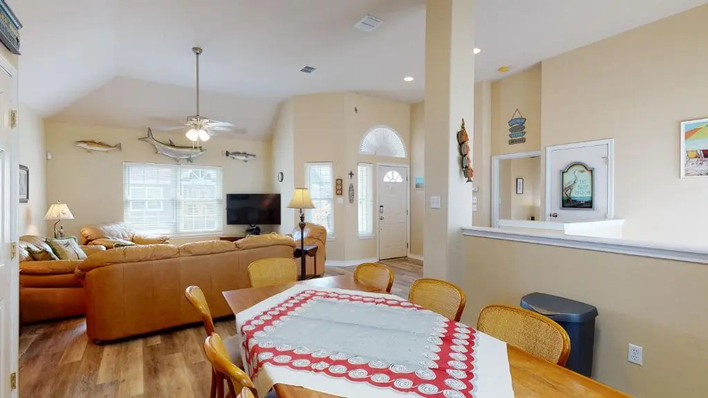 FH4 Charming 3 Bedroom Condo, Near Beach, Shared Pool