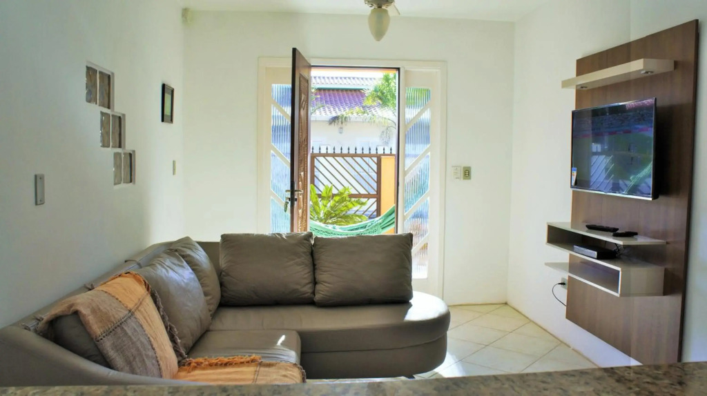 Casa 02 dorm na Rua Salmao