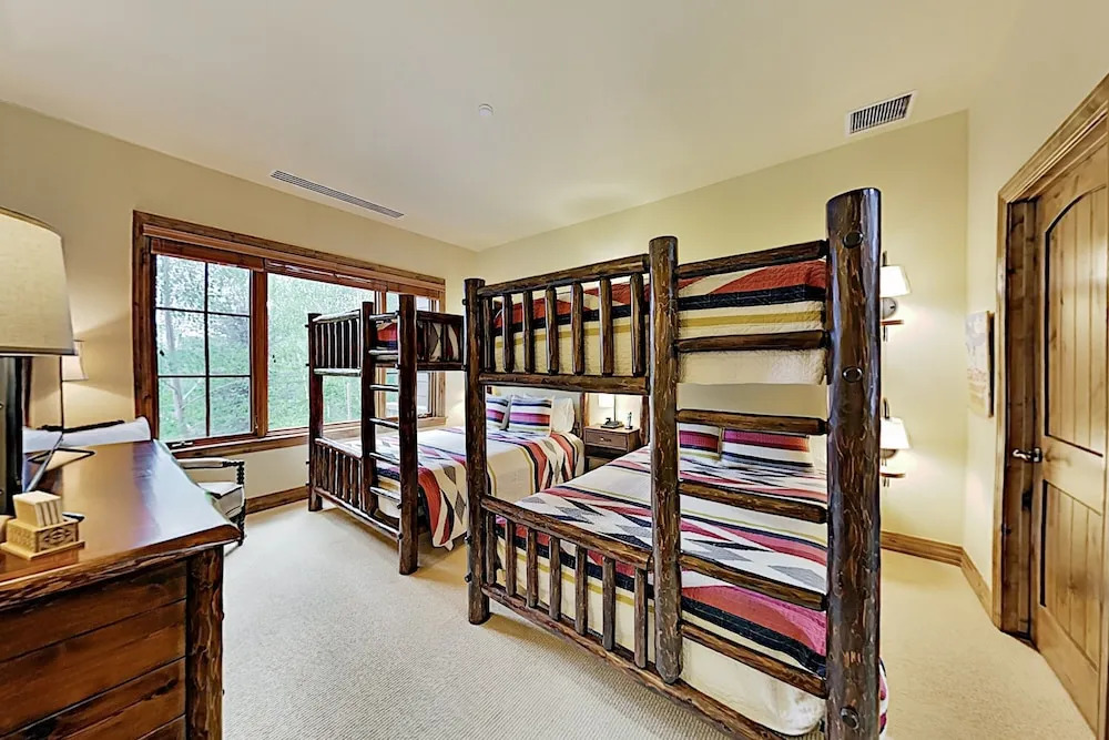 Ski-in/ski-out All-suite W/ Pool, Gym & Hot Tubs 2 Bedroom Condo