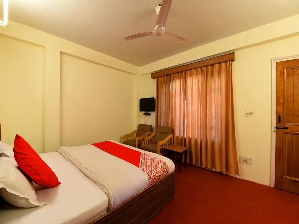 OYO 13586 Hotel Monarch