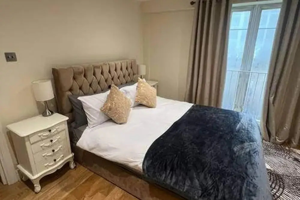 3-bed Central Apartment - Sleeps 8 & Free Parking
