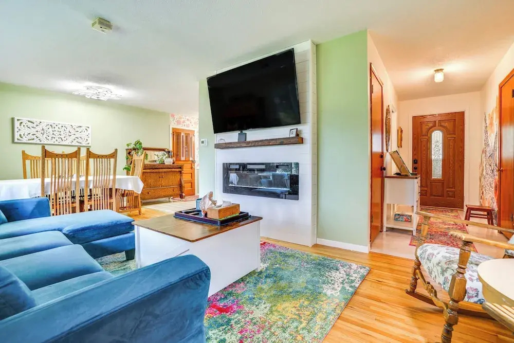 Family-friendly Cottage Grove Home w/ Fireplace!