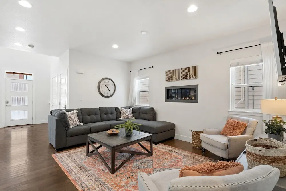 Steps From River & Old Town - Hot Tub & King Bd