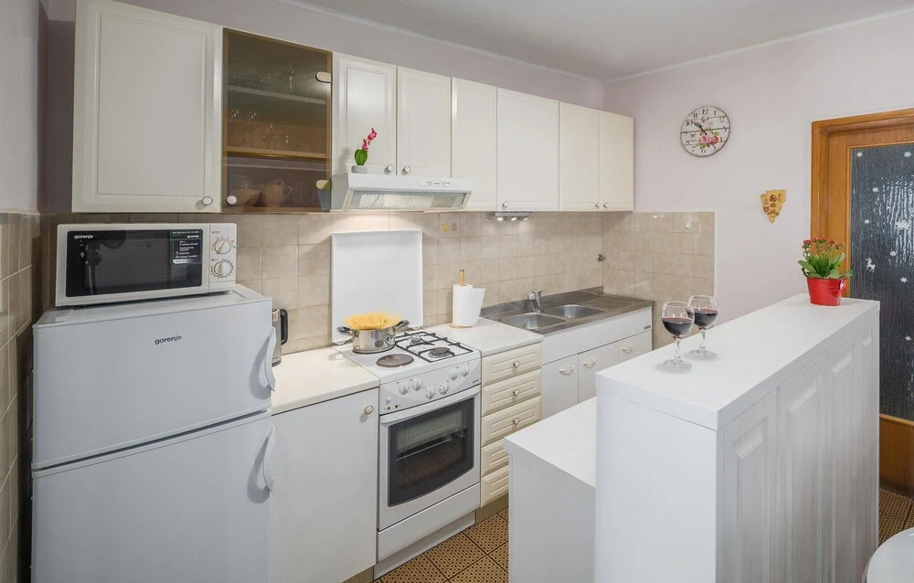 Awesome Home in Erzisce With Wifi and 2 Bedrooms